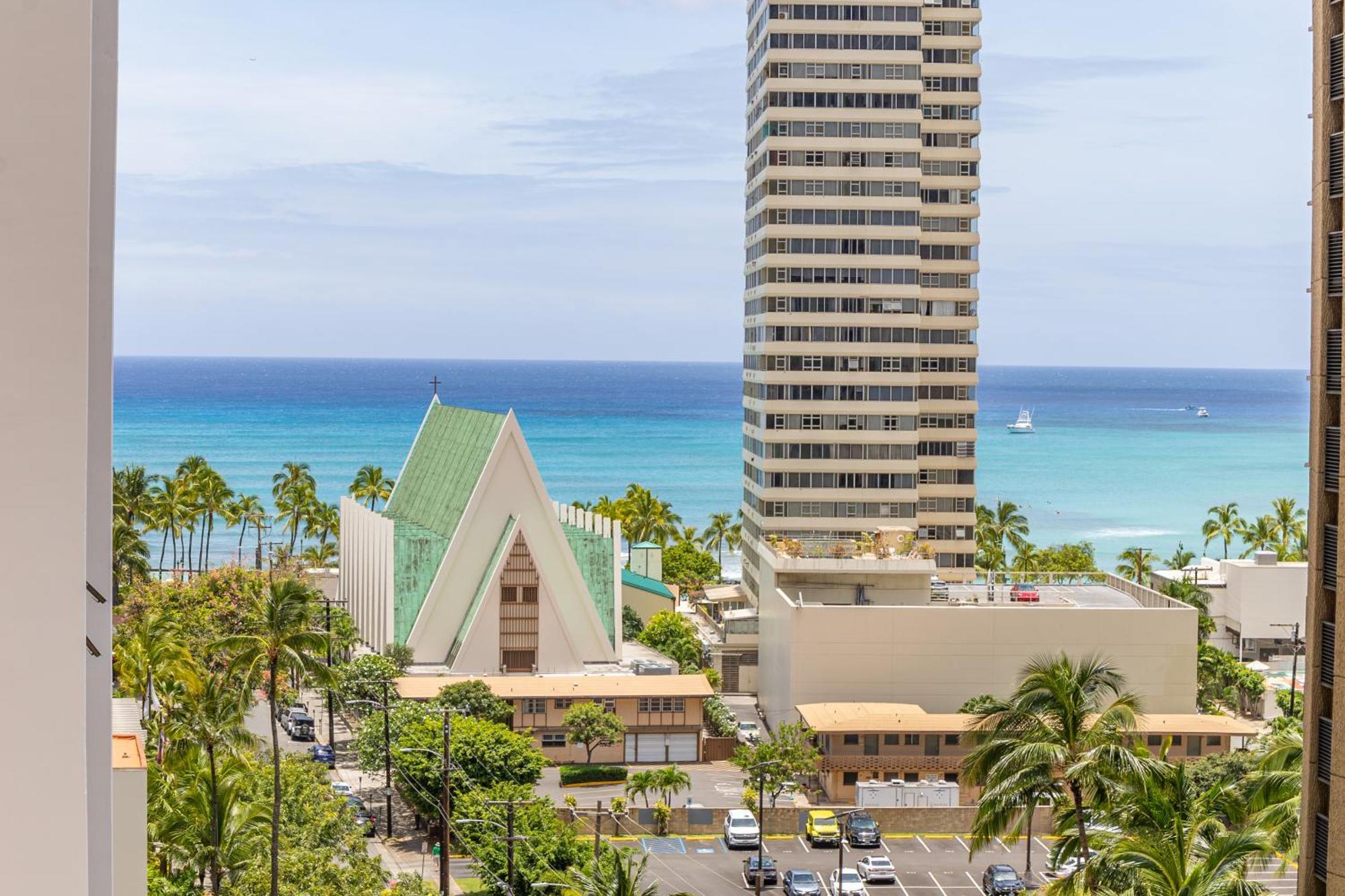 Waikiki Ocean View King Bed & Free Parking