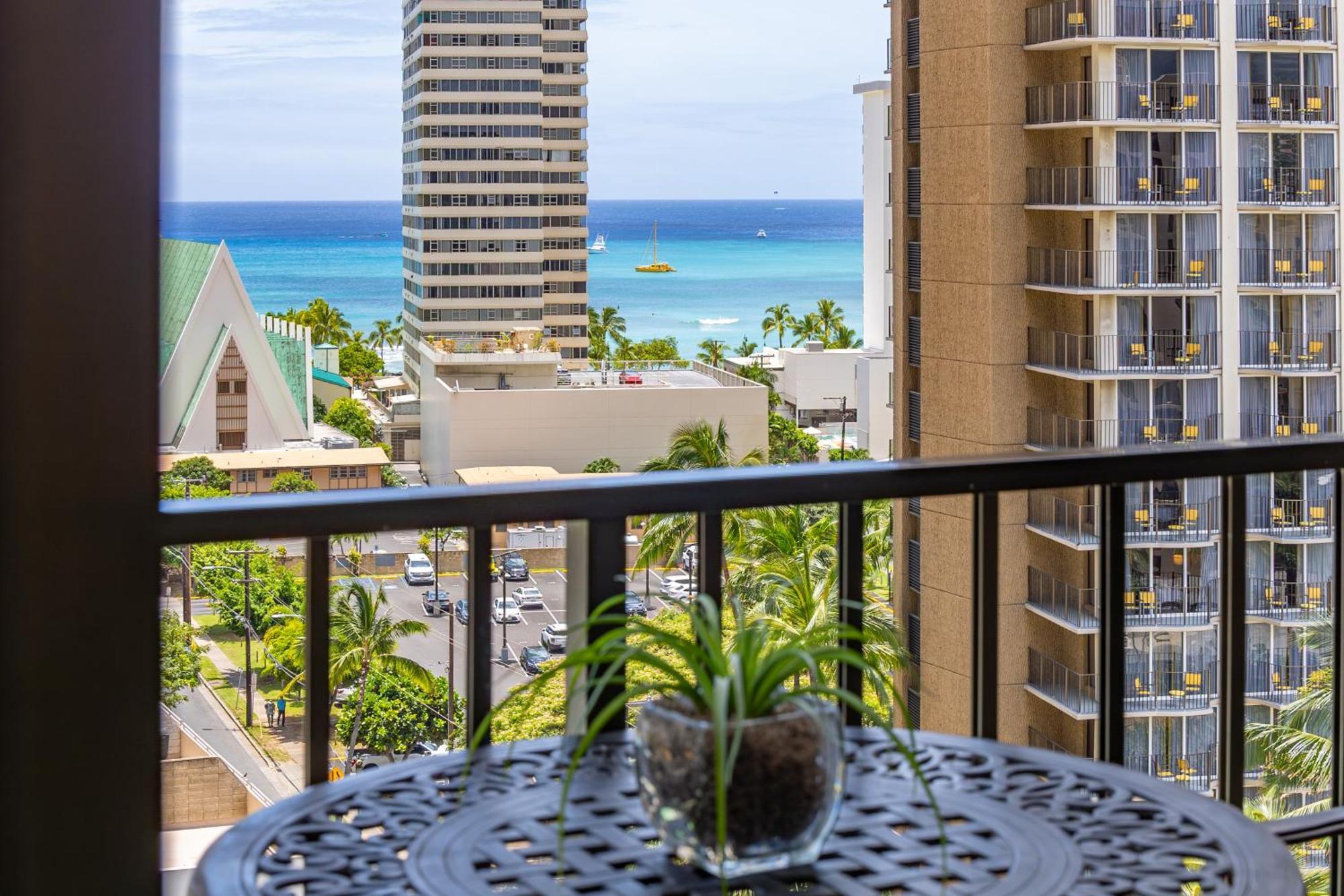 Waikiki Ocean View King Bed & Free Parking Apartment Honolulu